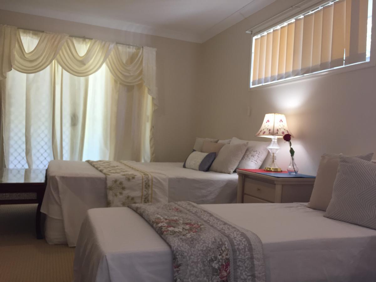 Theme Parks Amituofo Homestay Голд-Кост Номер фото